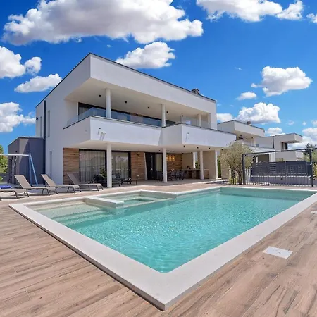 New Tihi Otok Near The Villa